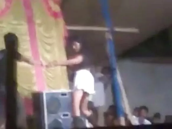 Arabinrin Indian fihan ihoho àkọsílẹ niwonyi ni gbese ijó ni gbese fidio ni gbangba