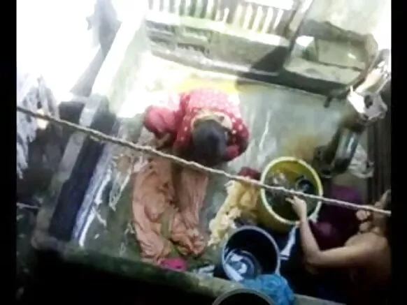 Ni gbese baluwe pẹlu 2 ni gbese obirin ni gbese obirin