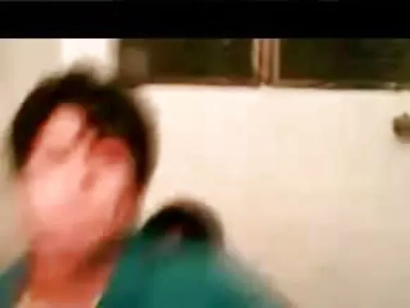 Ọdọmọkunrin ibalopo ni gbese film idẹkùn ni University baluwe fun tọkọtaya kan