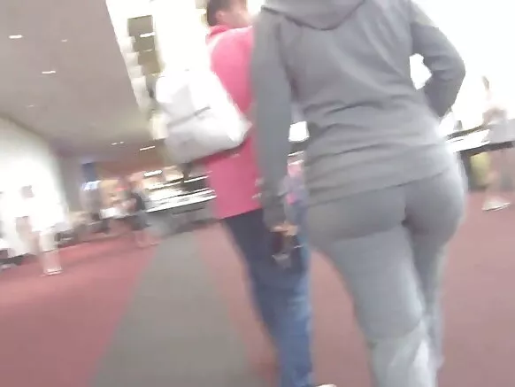 Arabinrin India ti o ni awọn iwo hindi aworan ibalopo ni sweatshirt grẹy nla ati ju