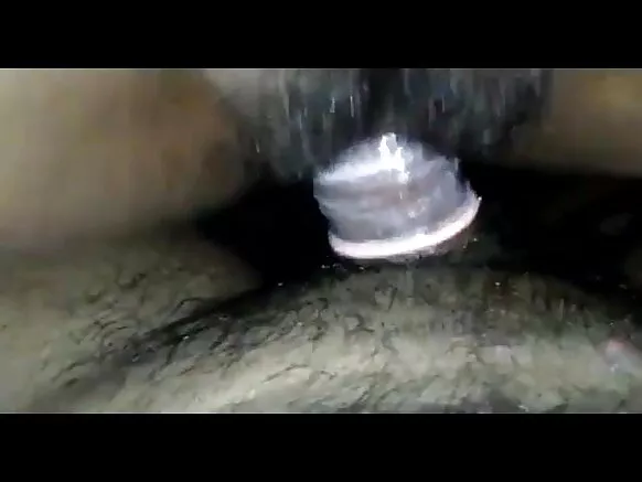 An Indian ká onirun ati lagun obo buru jai pẹlu a kondomu