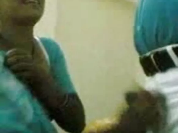 Desi aunty hindi ni gbese fiimu ni hindi pẹlu awọn ọrẹ Desi