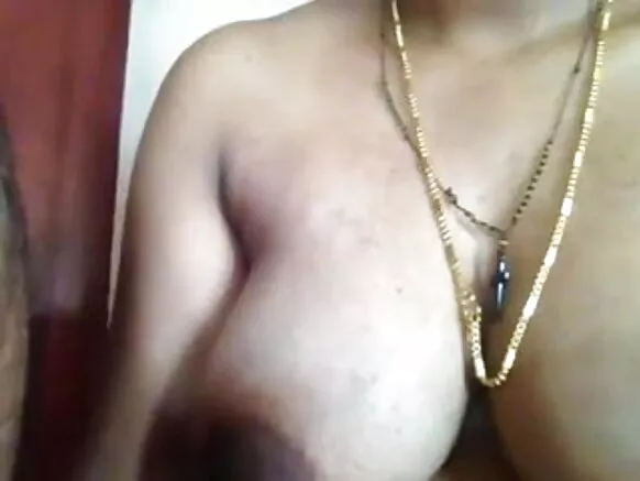 Iyawo India ni iyawo India fihan awọn oyan nla ninu fiimu hindi ti o ni gbese rẹ