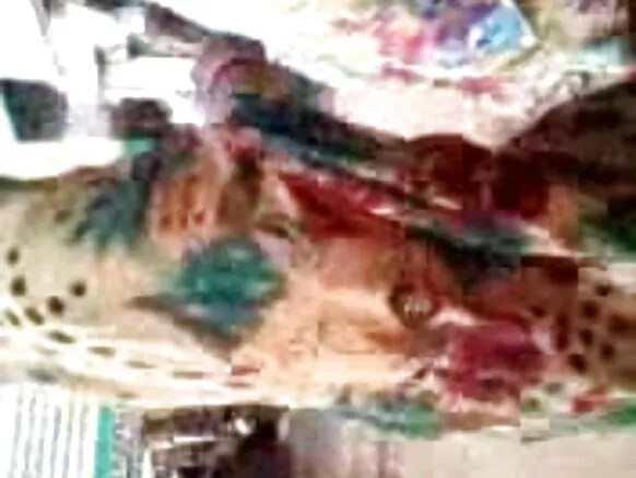 English Tamil Fọto ni gbese fidio Marwari aunty fifi awọn oyan rẹ han ninu ọkọ akero
